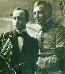 Virgiliu si Corneliu (dreapta) Dragalina in doliu dupa moartea tatalui lor, generalul Ioan Dragalina, in 1916